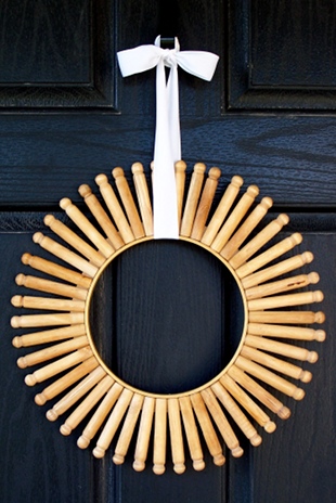 Top 10 Christmas Wreath Ideas - including this clothespin wreath! kellyelko.com