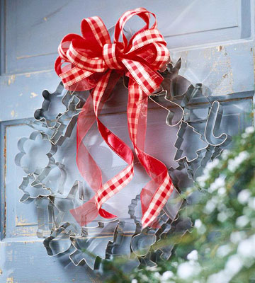 Top 10 Christmas Wreath Ideas - including this cookie cutter wreath! kellyelko.com