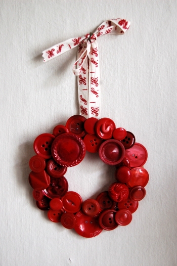 Top 10 Christmas Wreath Ideas - including this button wreath! kellyelko.com