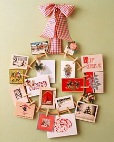 Top 10 Christmas Wreath Ideas - including this Christmas card wreath! kellyelko.com