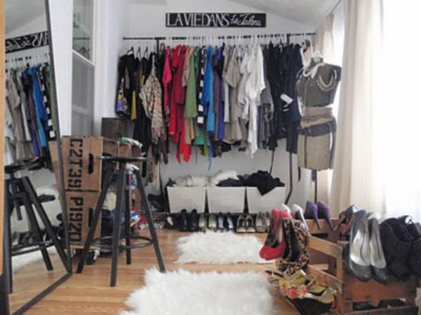 Vintage inspired dressing room ideas of Hammers & High Heels - love the rolling crate storage and the way she stores her shoes! kellyelko.com