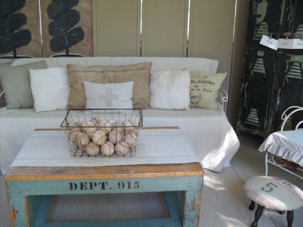 Love this collection filled vintage sunroom - that coffee table! kellyelko.com