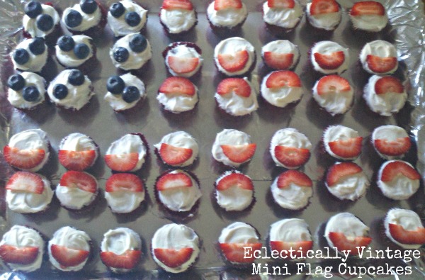 Make flag cupcakes for a patriotic Fourth of July! kellyelko.com