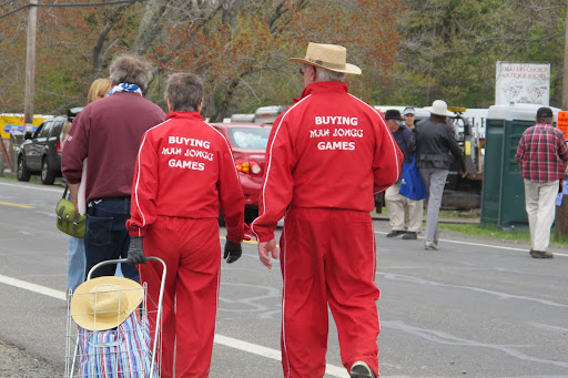 Brimfield Customers - Flea Market Checklist - everything you need for a successful day of thrifting! kellyelko.com