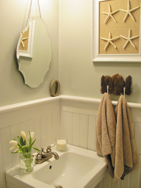 Easy DIY artwork with starfish in this coastal bathroom kellyelko.com