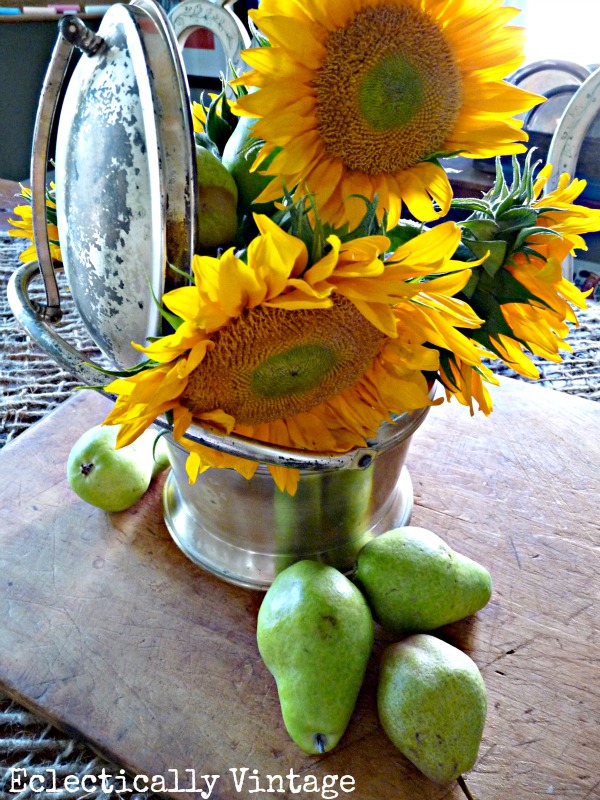 Simple Fall Centerpieces - love the vintage ice bucket kellyelko.com