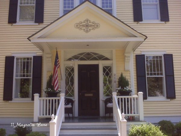 Eclectic Home Tour - 11 Magnolia Lane - so much southern charm! kellyelko.com