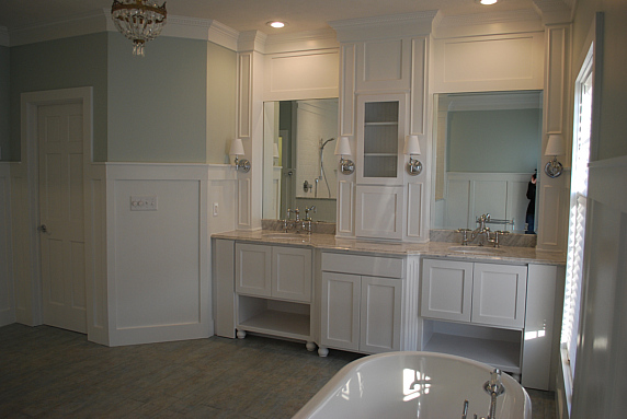 Gorgeous white bathroom - love the built ins