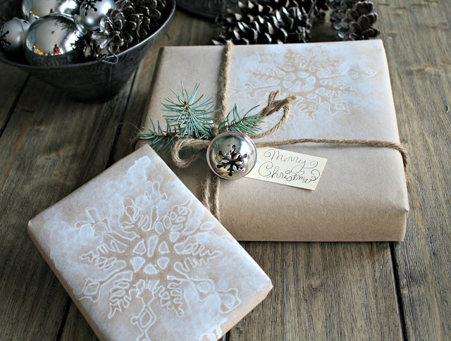 DIY Snowflake #Christmas #Giftwrap - stunning! kellyelko.com