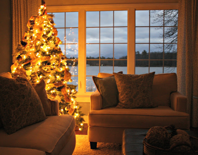 #Christmas House Tours - on the lake (tons of great DIY ideas) kellyelko.com