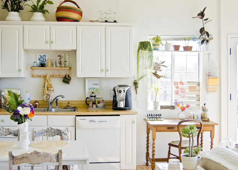 Love this fun and fresh white kitchen kellyelko.com