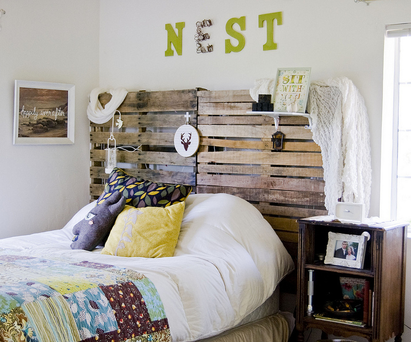 Love this pallet headboard in this fun California cottage tour kellyelko.com