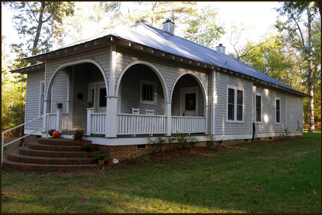 Tour this 1917 bungalow with tons of charm and simple decorating ideas kellyelko.com