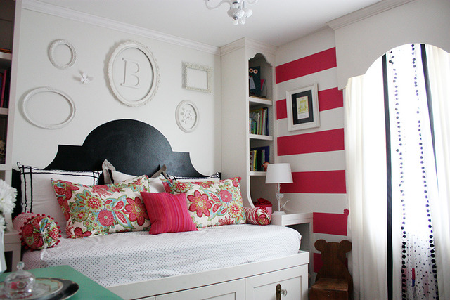 Tons of DIY ideas in this colorful bedroom!