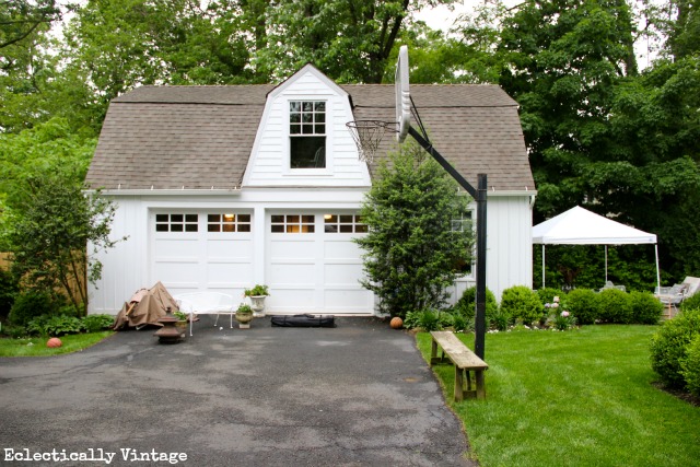 See how to throw a chic garage sale - tons of pics from farmhouse to mid century modern!  kellyelko.com