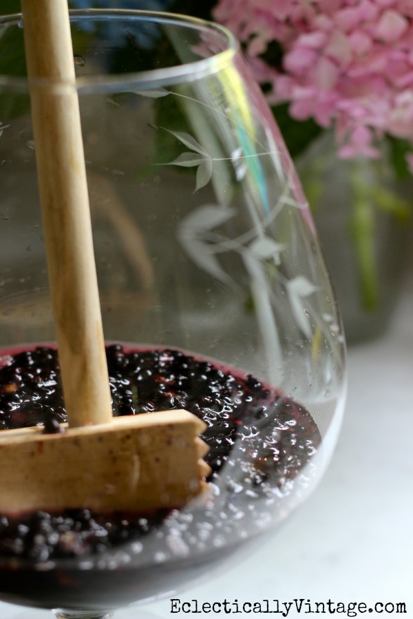 Simple Sweet & Tart Blackberry Lemonade Recipes - only 4 ingredients!  kellyelko.com