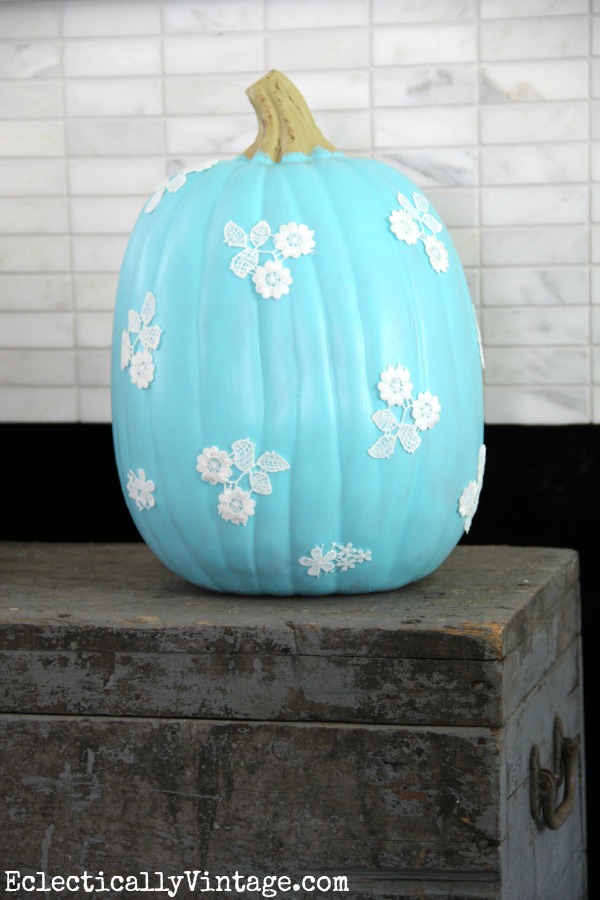 Lace Pumpkin - love everything about this fun fall craft!  kellyelko.com