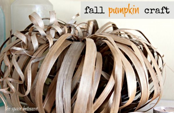 10 Off the Vine Pumpkin Crafts - including these canning jar ring pumpkins!  kellyelko.com