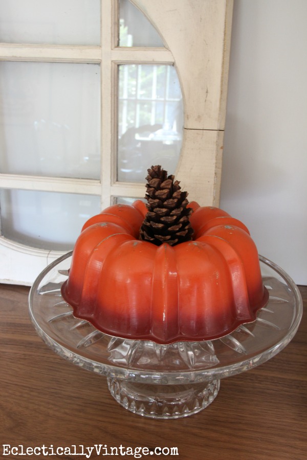 Bundt pan pumpkin on this Vintage Fall Home Tour at kellyelko.com