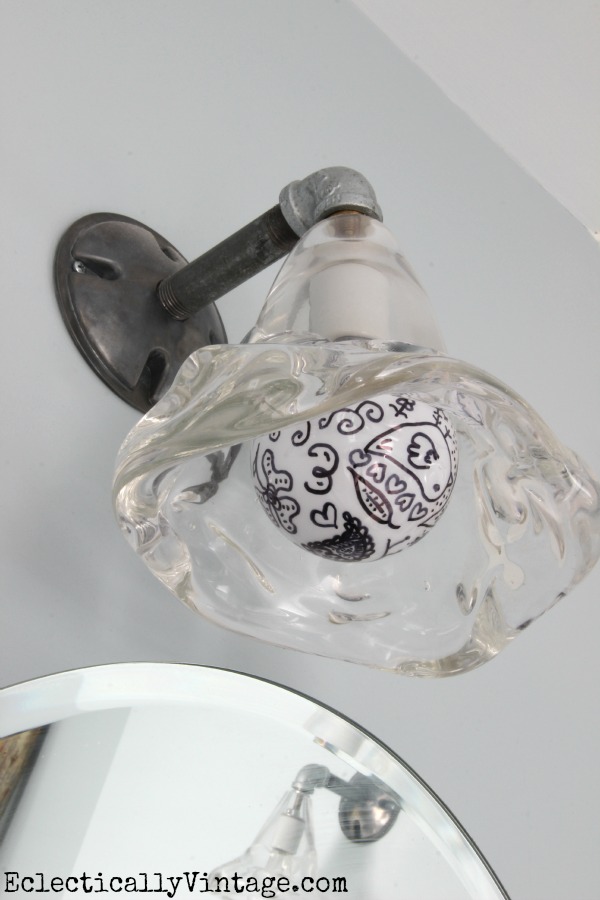 Make your own doodle lightbulbs - with this simple tutorial! kellyelko.com