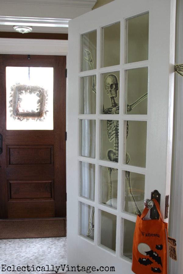 Simple and creative Halloween decorations in this house tour kellyelko.com