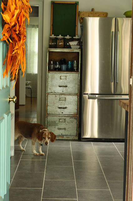 Old and new mix in this country vintage kitchen