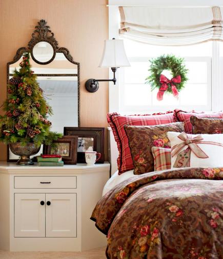 Cozy Christmas bedroom kellyelko.com