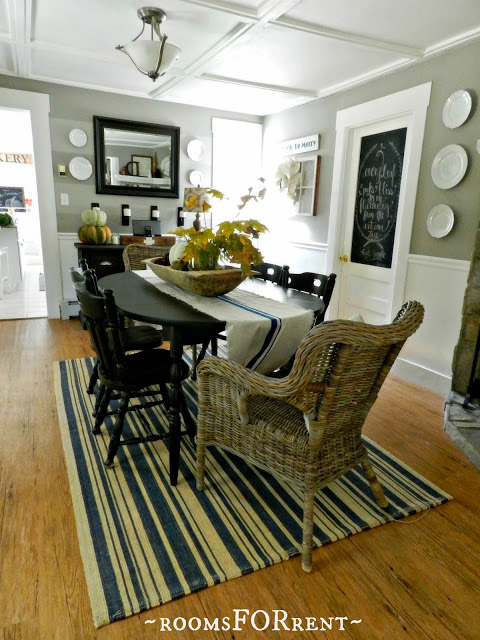 Love the ceiling molding in this dining room