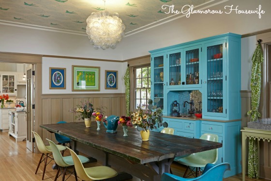 Gorgeous dining room with Daydream wallpapered ceiling at kellyelko.com