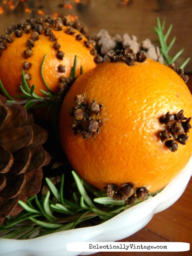 How to make orange pomanders - they smell amazing! kellyelko.com