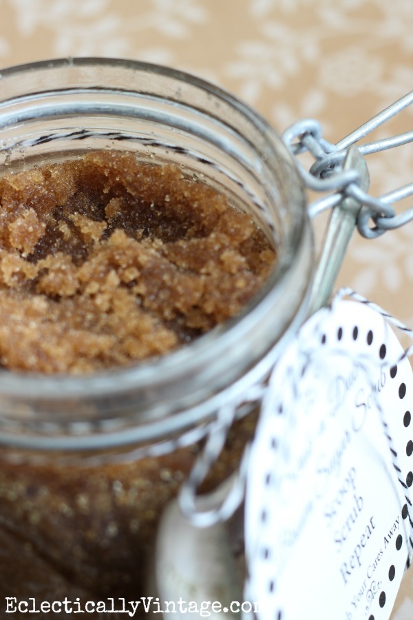 Brown Sugar Body Scrub recipe - smells amazing! kellyelko.com