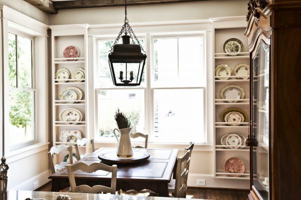 Breakfast room with beautiful plate racks