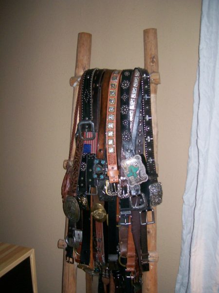 Love the ladder belt storage! kellyelko.com