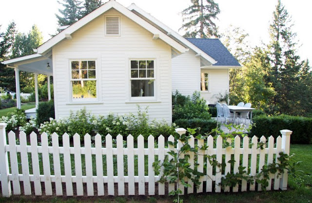 Tour this picture perfect picket fence farmhouse of A Country Farmhouse kellyelko.com