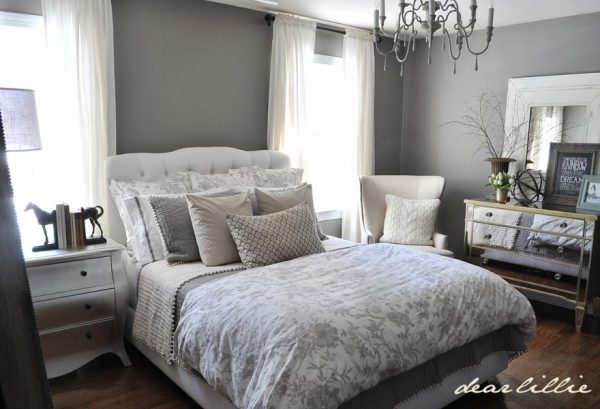 Love the colors in this guest bedroom