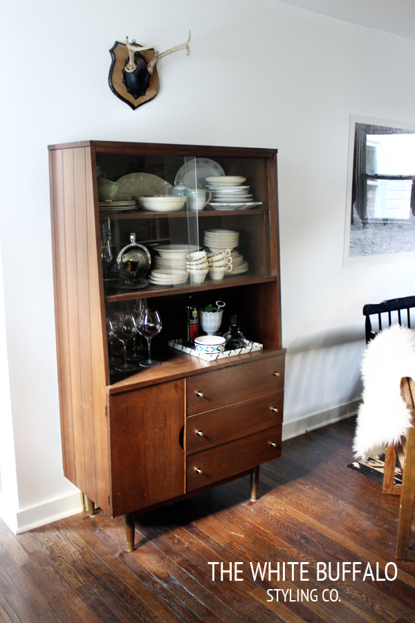 Love this mid century hutch - perfect for displaying treasures kellyelko.com