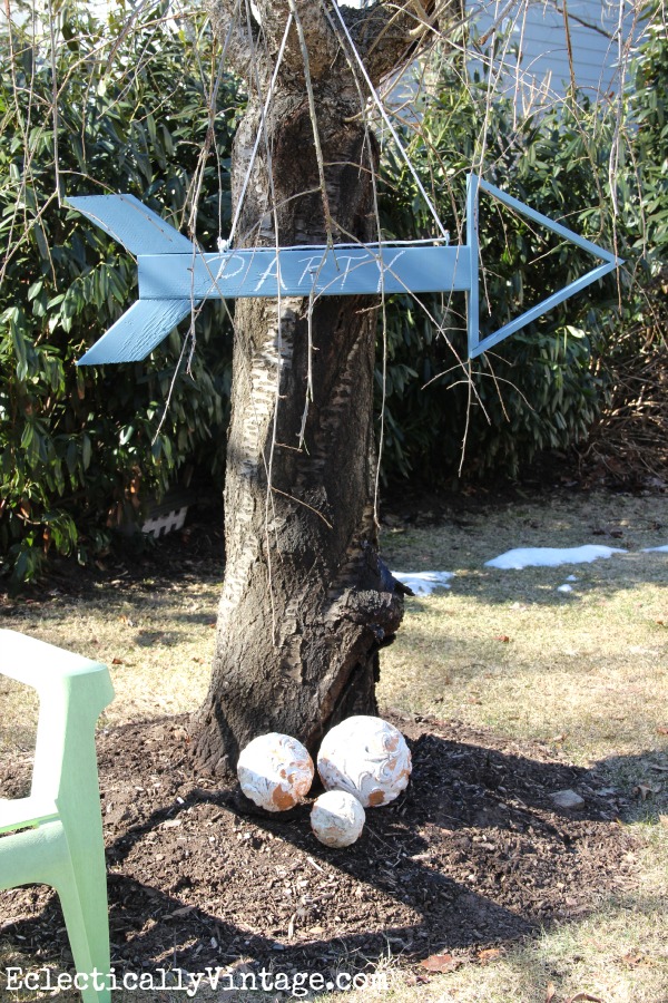 Make a wooden arrow sign - perfect for parties! kellyelko.com