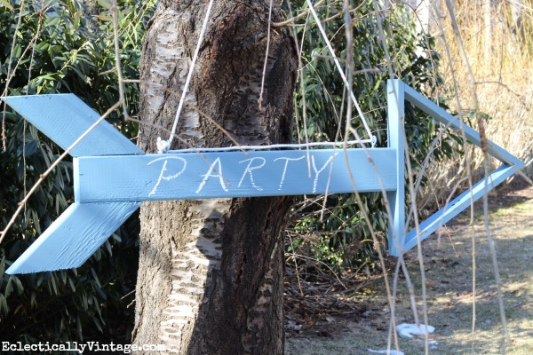 Make a wooden arrow sign - so fun for outdoor parties!  kellyelko.com