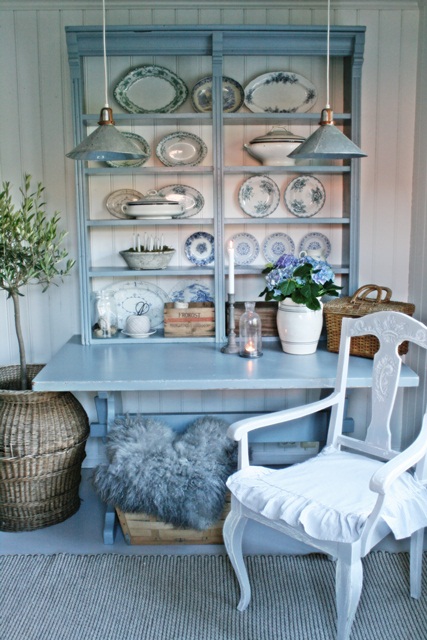 Beautiful blue hutch and plate display kellyelko.com