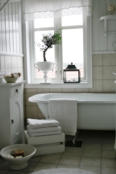 Love the claw foot bathtub in this vintage style bathroom kellyelko.com