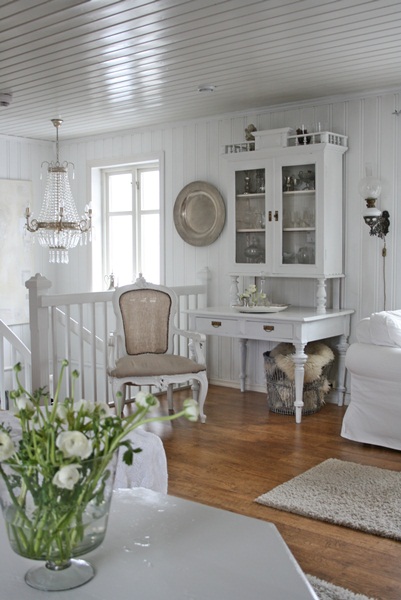 Home tour done in shades of white kellyelko.com