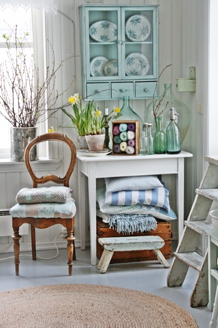 Charming home tour filled with vintage finds kellyelko.com