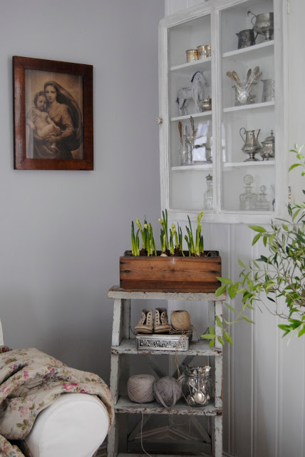 Charming vintage decorating ideas - love the little step stool kellyelko.com