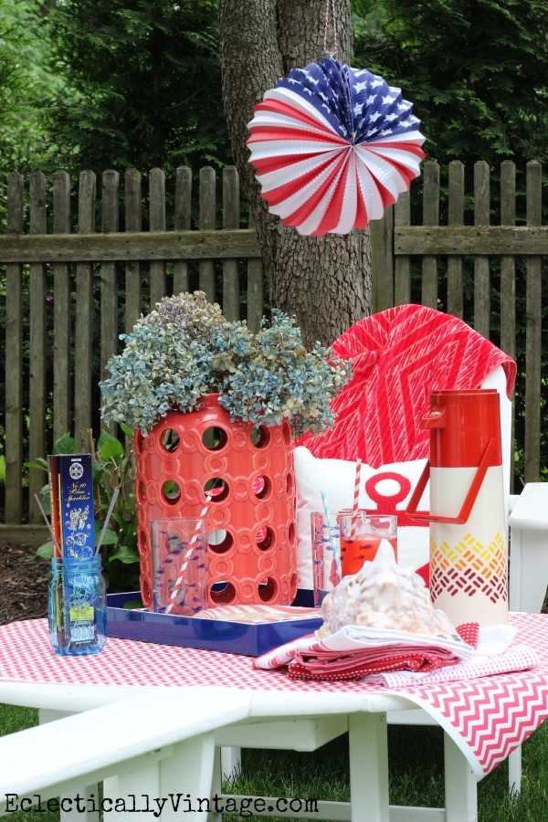 4th of July outdoor party - what a festive picnic! kellyelko.com