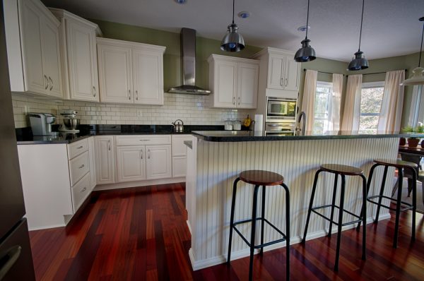 Love this white kitchen kellyelko.com