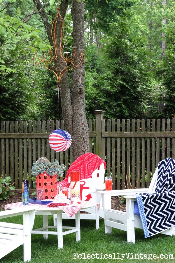 Patriotic Picnic - love this look for summer outdoor entertaining kellyelko.com