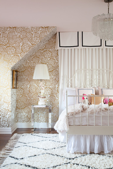 Love this chic gold wallpaper kellyelko.com