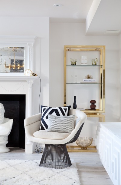 Brass accents in this modern meets vintage living room kellyelko.com