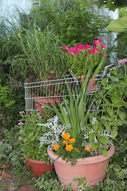 Love this fun garden tour with the coolest ideas like a shopping cart planter kellyelko.com