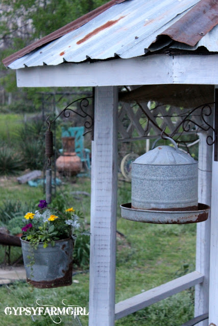 Galvanized bucket planter ecleticallyvintage.com